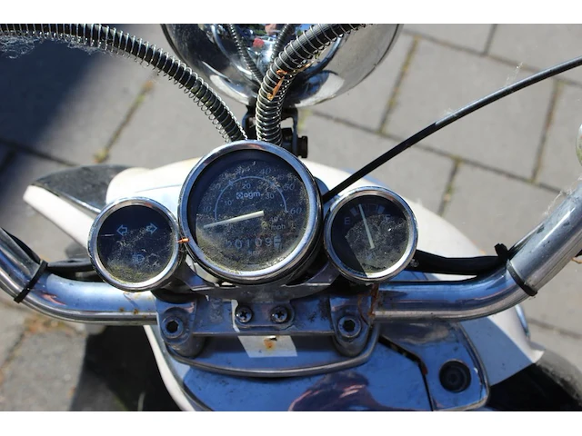 Twee klusscooters met de kentekens dfv-64-g en dkp-90-f. bromfiets la souris grande retro, bouwjaar 2016. b... - afbeelding 5 van  15