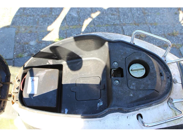 Twee klusscooters met de kentekens dfv-64-g en dkp-90-f. bromfiets la souris grande retro, bouwjaar 2016. b... - afbeelding 6 van  15