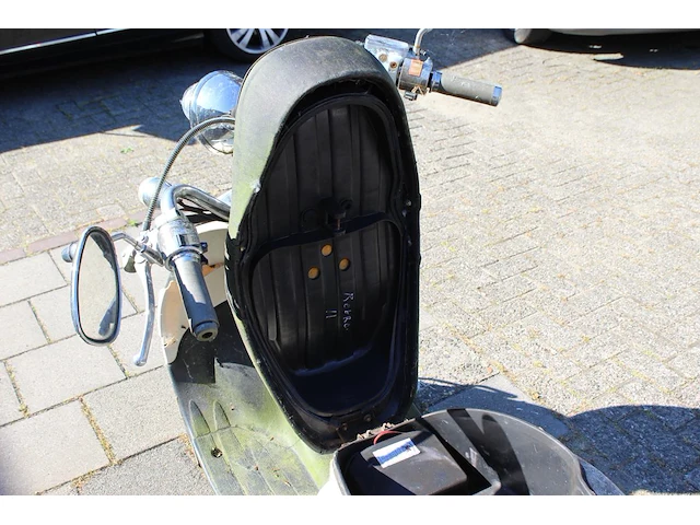 Twee klusscooters met de kentekens dfv-64-g en dkp-90-f. bromfiets la souris grande retro, bouwjaar 2016. b... - afbeelding 7 van  15