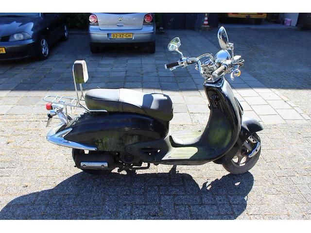 Twee klusscooters met de kentekens dfv-64-g en dkp-90-f. bromfiets la souris grande retro, bouwjaar 2016. b... - afbeelding 1 van  15