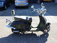 Twee klusscooters met de kentekens dfv-64-g en dkp-90-f. bromfiets la souris grande retro, bouwjaar 2016. b...