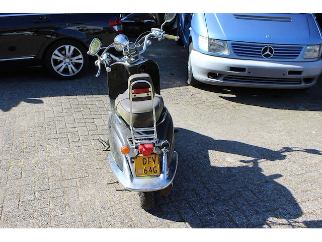 Twee klusscooters met de kentekens dfv-64-g en dkp-90-f. bromfiets la souris grande retro, bouwjaar 2016. b... - afbeelding 8 van  15