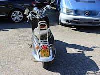 Twee klusscooters met de kentekens dfv-64-g en dkp-90-f. bromfiets la souris grande retro, bouwjaar 2016. b... - afbeelding 8 van  15