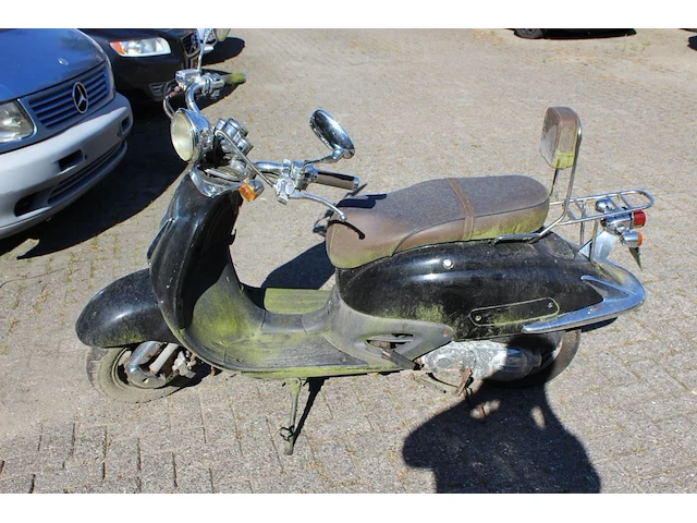 Twee klusscooters met de kentekens dfv-64-g en dkp-90-f. bromfiets la souris grande retro, bouwjaar 2016. b... - afbeelding 9 van  15