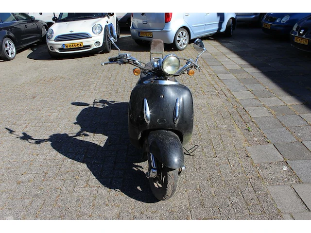 Twee klusscooters met de kentekens dfv-64-g en dkp-90-f. bromfiets la souris grande retro, bouwjaar 2016. b... - afbeelding 10 van  15