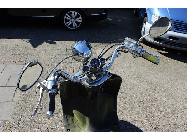 Twee klusscooters met de kentekens dfv-64-g en dkp-90-f. bromfiets la souris grande retro, bouwjaar 2016. b... - afbeelding 11 van  15