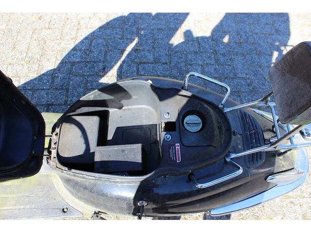 Twee klusscooters met de kentekens dfv-64-g en dkp-90-f. bromfiets la souris grande retro, bouwjaar 2016. b... - afbeelding 12 van  15
