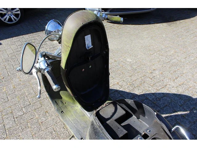 Twee klusscooters met de kentekens dfv-64-g en dkp-90-f. bromfiets la souris grande retro, bouwjaar 2016. b... - afbeelding 13 van  15