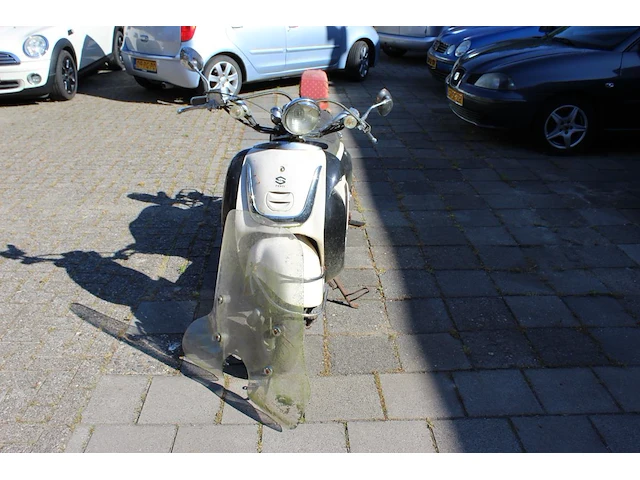 Twee klusscooters met de kentekens dfv-64-g en dkp-90-f. bromfiets la souris grande retro, bouwjaar 2016. b... - afbeelding 14 van  15
