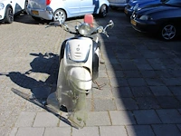 Twee klusscooters met de kentekens dfv-64-g en dkp-90-f. bromfiets la souris grande retro, bouwjaar 2016. b... - afbeelding 14 van  15
