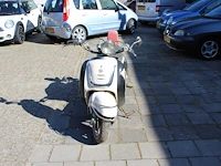 Twee klusscooters met de kentekens dfv-64-g en dkp-90-f. bromfiets la souris grande retro, bouwjaar 2016. b... - afbeelding 15 van  15
