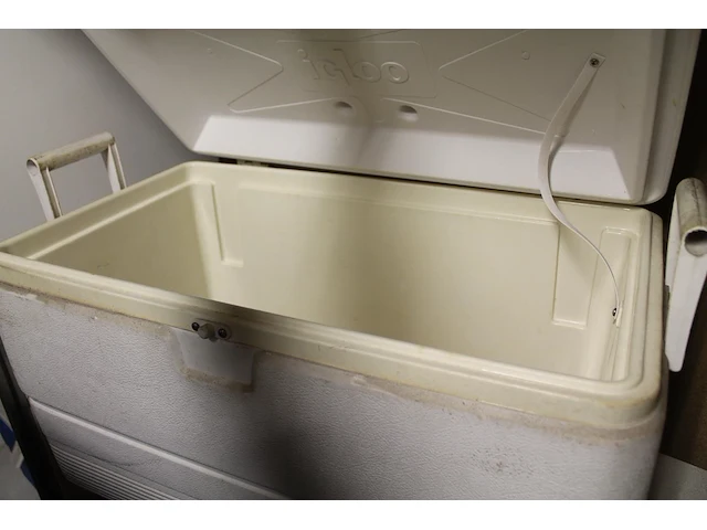 Twee koelboxen igloo. afmeting 70 cm x 43 cm x 42 cm - afbeelding 2 van  3