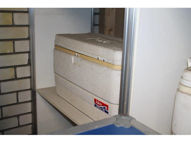 Twee koelboxen igloo. afmeting 70 cm x 43 cm x 42 cm - afbeelding 3 van  3