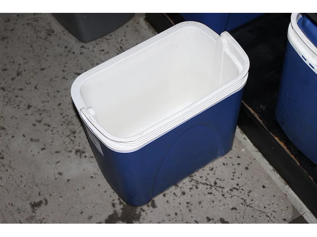 Twee koelboxen. - afbeelding 2 van  3