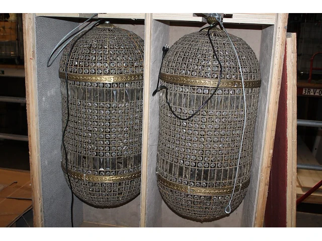 Twee kristallen hanglampen in transportkist, hoogte 100 cm - afbeelding 1 van  3