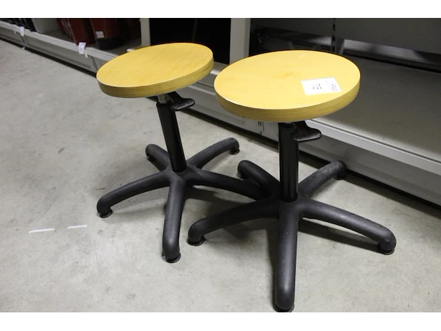 Twee krukken. margeproduct - afbeelding 1 van  2