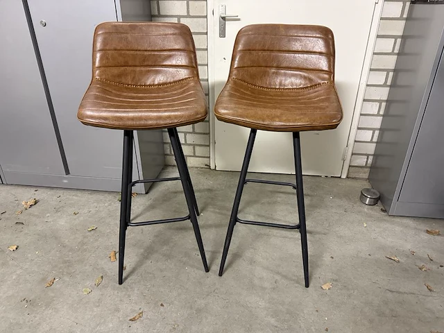 Twee krukken met lederenzitting - afbeelding 1 van  2