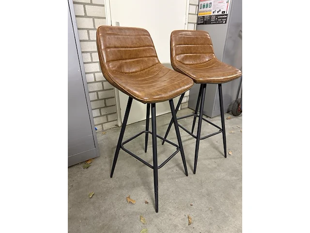 Twee krukken met lederenzitting - afbeelding 2 van  2