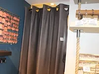 Twee (kunst) lederen pasgordijnen in huidvorm. - afbeelding 1 van  3