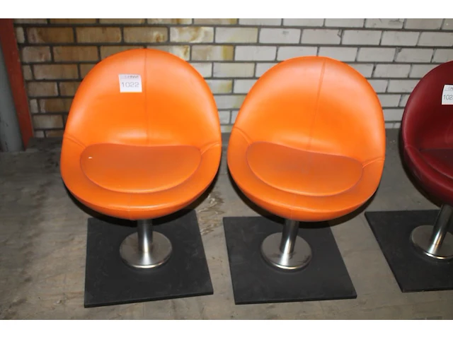 Twee kunstlederen stoeltjes oranje gestoffeerd - afbeelding 1 van  1