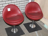 Twee kunstlederen stoeltjes rood gestoffeerd - afbeelding 1 van  1