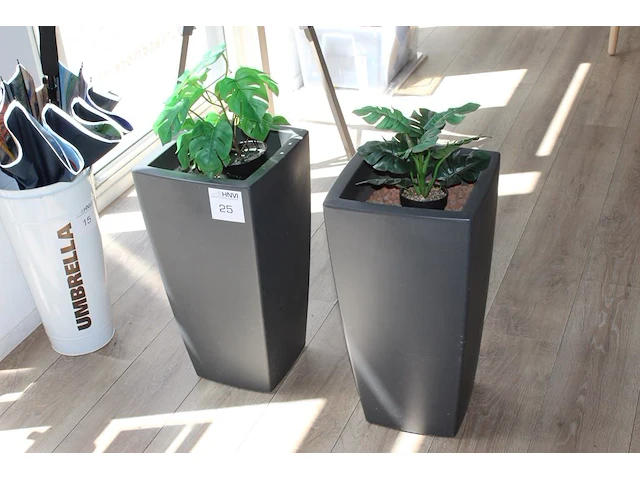 Twee kunstplanten in kunststof plantenbakken met hoogte 80 cm. - afbeelding 1 van  2