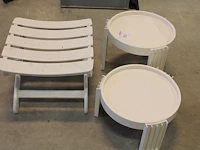 Twee kunststof bijzettafeltjes en voetenbankje. - afbeelding 2 van  2