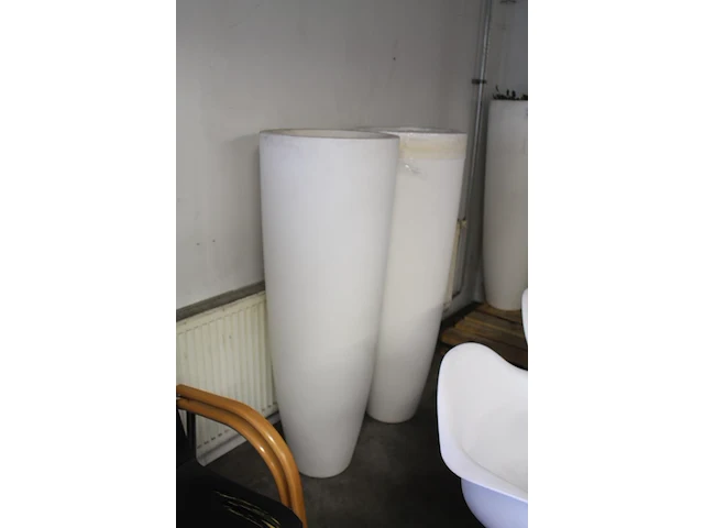 Twee kunststof bloempoten elho. hoogte 138 cm - afbeelding 2 van  2