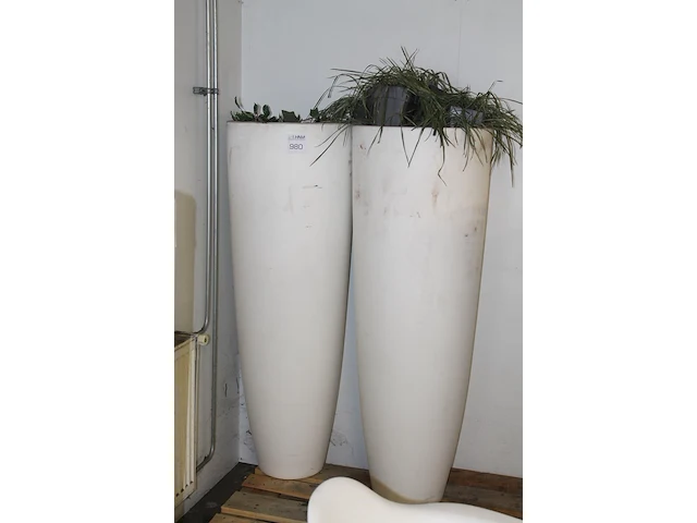 Twee kunststof bloempoten elho. hoogte 138 cm - afbeelding 2 van  2