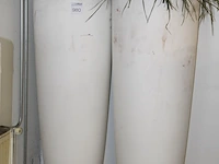 Twee kunststof bloempoten elho. hoogte 138 cm - afbeelding 2 van  2