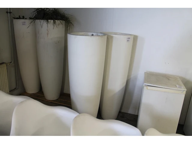 Twee kunststof bloempoten elho. hoogte 138 cm - afbeelding 1 van  2