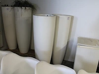 Twee kunststof bloempoten elho. hoogte 138 cm - afbeelding 1 van  2