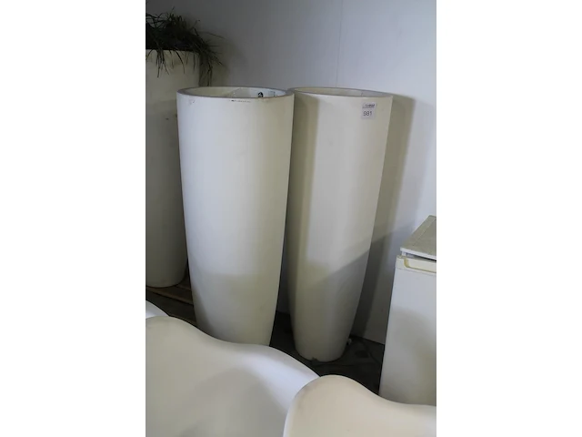 Twee kunststof bloempoten elho. hoogte 138 cm - afbeelding 2 van  2
