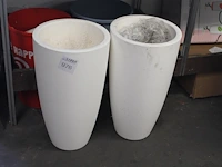 Twee kunststof bloempotten. hoogte 61 cm - afbeelding 1 van  1