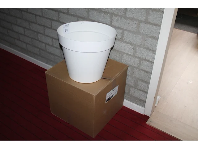 Twee kunststof bloempotten met doorsnede 40 cm en hoogte 38 cm. - afbeelding 1 van  1