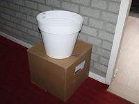Twee kunststof bloempotten met doorsnede 40 cm en hoogte 38 cm. - afbeelding 1 van  1