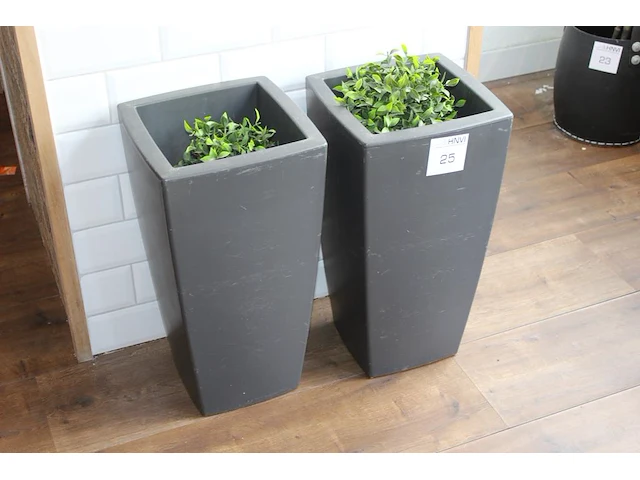 Twee kunststof plantenbakken met kunstplanten afm. 29 x 29 x 56 cm. - afbeelding 1 van  2