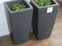 Twee kunststof plantenbakken met kunstplanten afm. 29 x 29 x 56 cm. - afbeelding 2 van  2