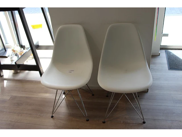 Twee kunststof stoelen met metalen onderstel. - afbeelding 1 van  2
