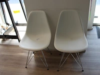 Twee kunststof stoelen met metalen onderstel. - afbeelding 1 van  2