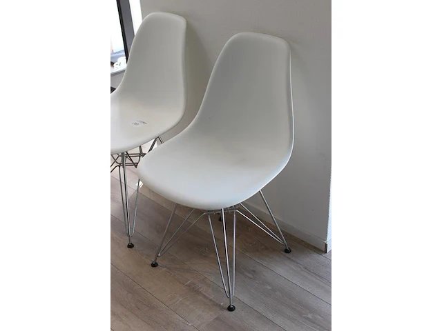 Twee kunststof stoelen met metalen onderstel. - afbeelding 2 van  2
