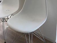 Twee kunststof stoelen met metalen onderstel. - afbeelding 2 van  2