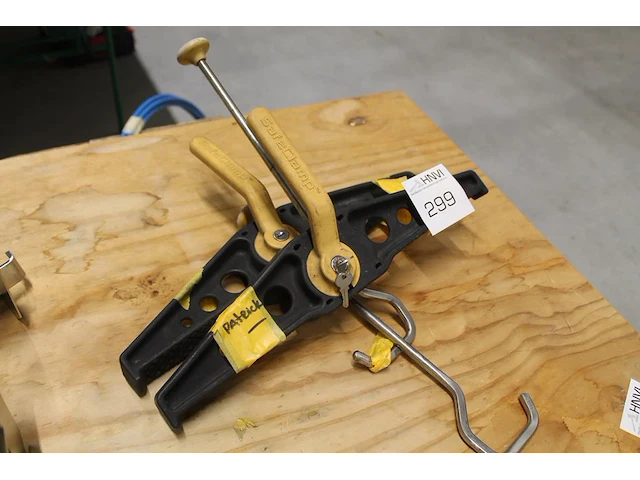 Twee ladderklemmen saveclamp met sleutel. - afbeelding 1 van  2