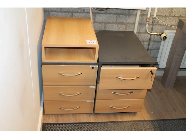 Twee ladekasten. afmeting 42 x 60 x 68/53 cm met drie laden, een met opbouw en een met sleutel. - afbeelding 1 van  1