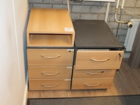 Twee ladekasten. afmeting 42 x 60 x 68/53 cm met drie laden, een met opbouw en een met sleutel. - afbeelding 1 van  1