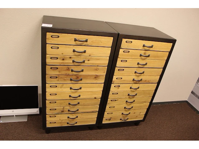 Twee ladekasten met zes laden per kast. afmeting per kast 57 x 40 cm. hoogte 111 cm. exclusief inhoud - afbeelding 1 van  4
