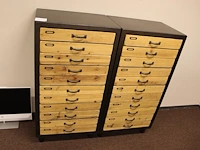 Twee ladekasten met zes laden per kast. afmeting per kast 57 x 40 cm. hoogte 111 cm. exclusief inhoud - afbeelding 1 van  4