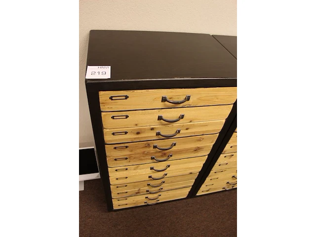 Twee ladekasten met zes laden per kast. afmeting per kast 57 x 40 cm. hoogte 111 cm. exclusief inhoud - afbeelding 2 van  4