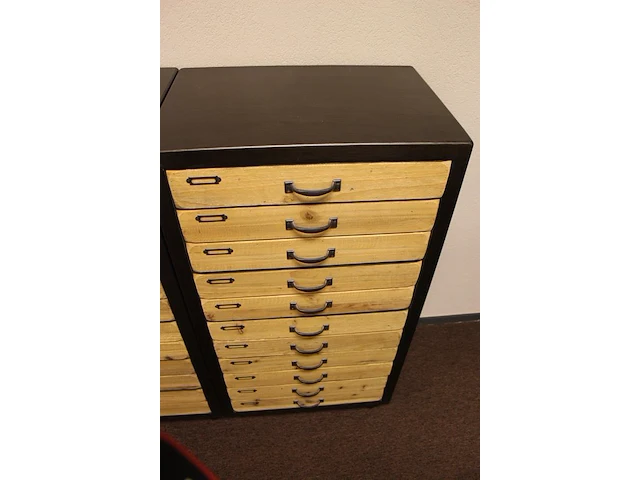 Twee ladekasten met zes laden per kast. afmeting per kast 57 x 40 cm. hoogte 111 cm. exclusief inhoud - afbeelding 3 van  4
