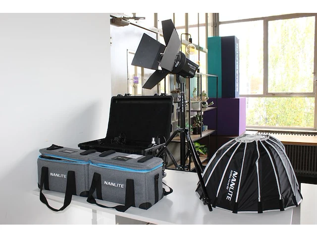 Twee led spots nanlight forza 60b bi-color met statieven en accessoires in flightcase en twee draagtassen. - afbeelding 1 van  6